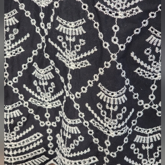 GAP Top w/embroidery sz S - Picture 2 of 6